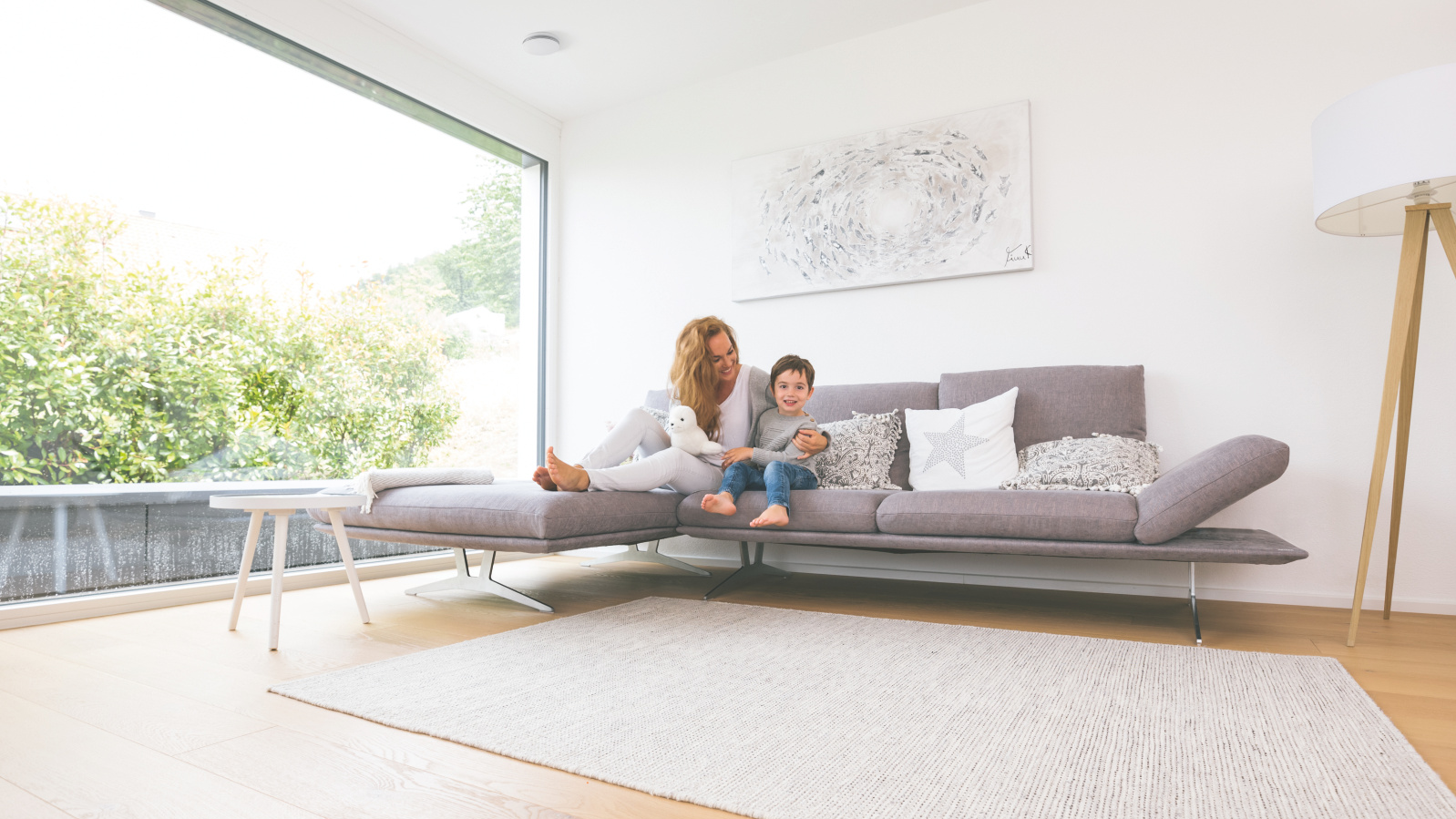 Zehnder_CSY_ComfoValveLunaS-living-woman-child-couch ComfoValve Luna S, Luna S, supply air valve, design valve, living, woman, child, couch, fresh air, house, private garden