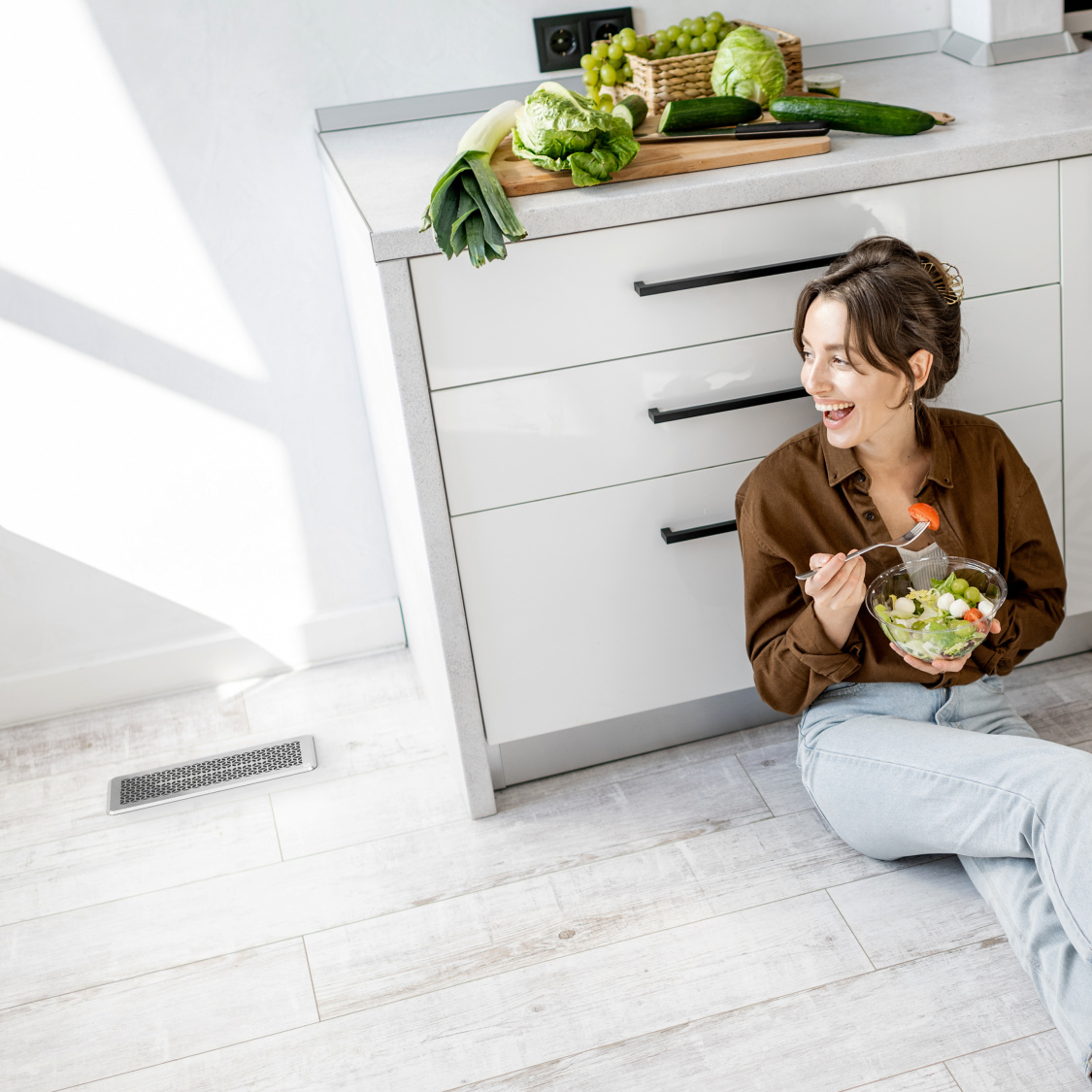 Zehnder_CSY_Forrest_grilles_Bologna_Milieu_Woman_Kitchen3 Stock Content ComfoGrid CLF Comfortable indoor ventilation