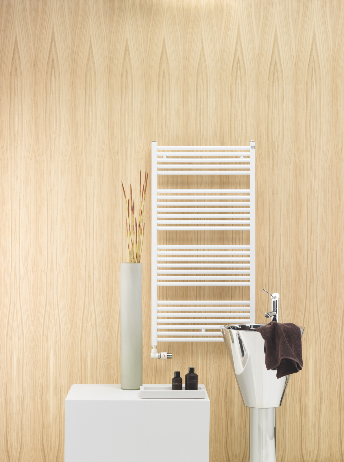 Zehnder_RAD_Zeno-HY_milieu Rendering Decorative radiator Front view