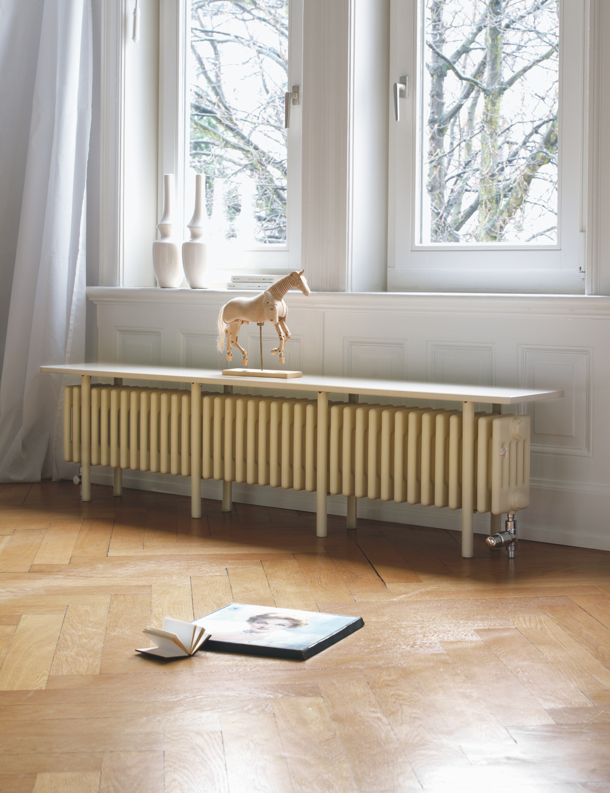 Zehnder_RAD_Charleston-Bench-HY_connection_bottom_right_sand_quartz_living_1z1,3 Rendering Zehnder Charleston Bench Decorative radiator Front view