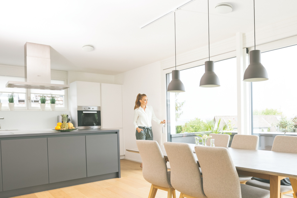 ComfoValve E, ComfoValve Luna S, living, woman, Luna E, Luna S, exhaust air valve, supply air valve, design valve