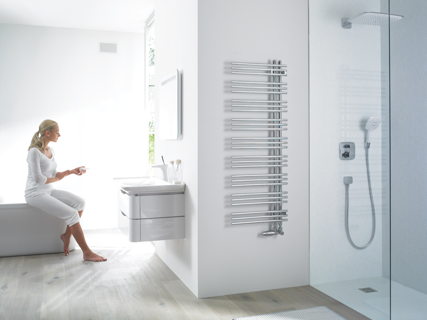 [Translate to Nederlands:] Zehnder designradiator in chroom voor de badkamer