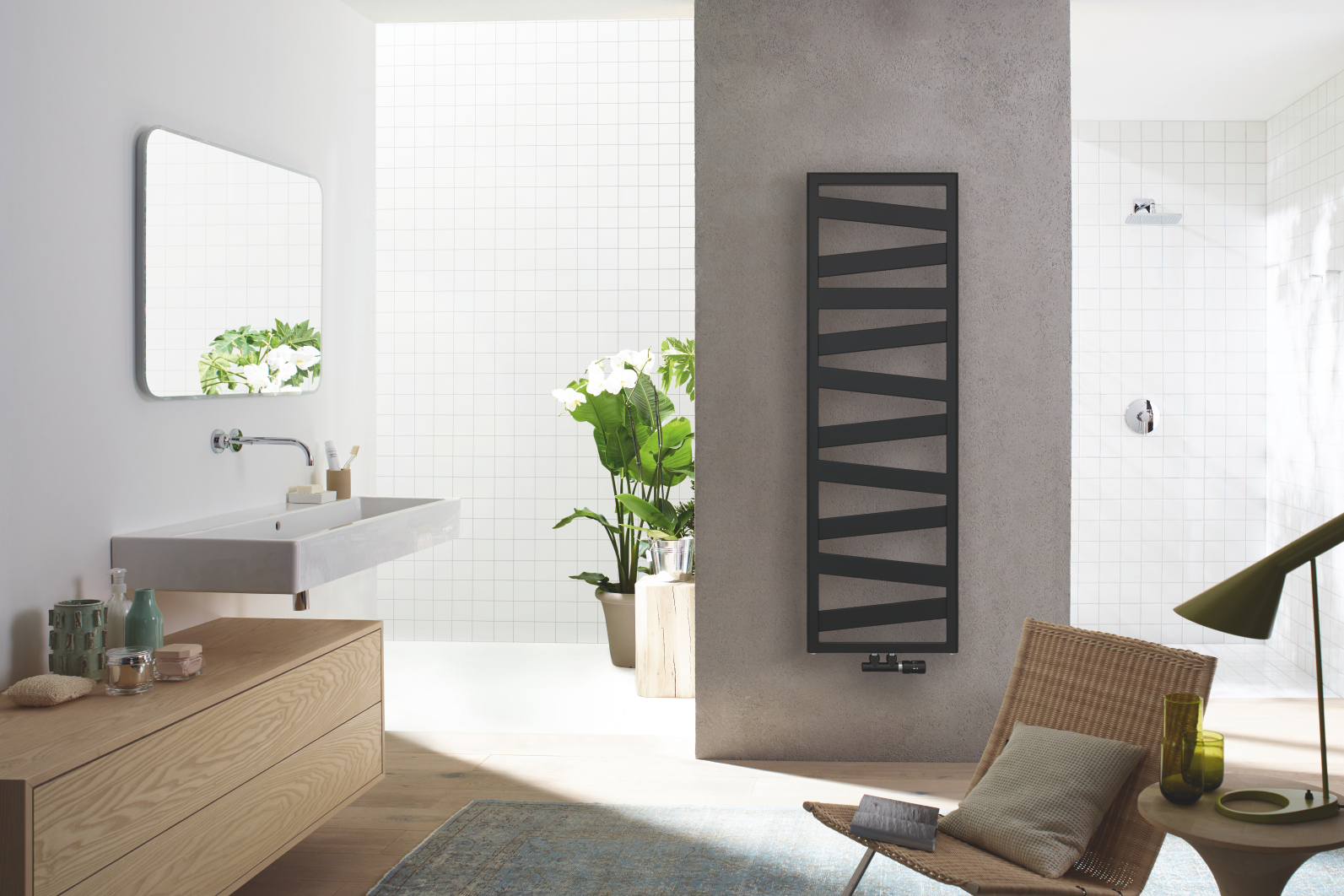 [Translate to Nederlands:] Zwarte elektrische radiator voor het elektrisch verwarmen van de badkamer.