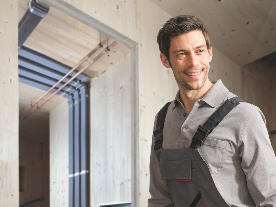 [Translate to Nederlands:] Installateur bij luchtverdeelsysteem