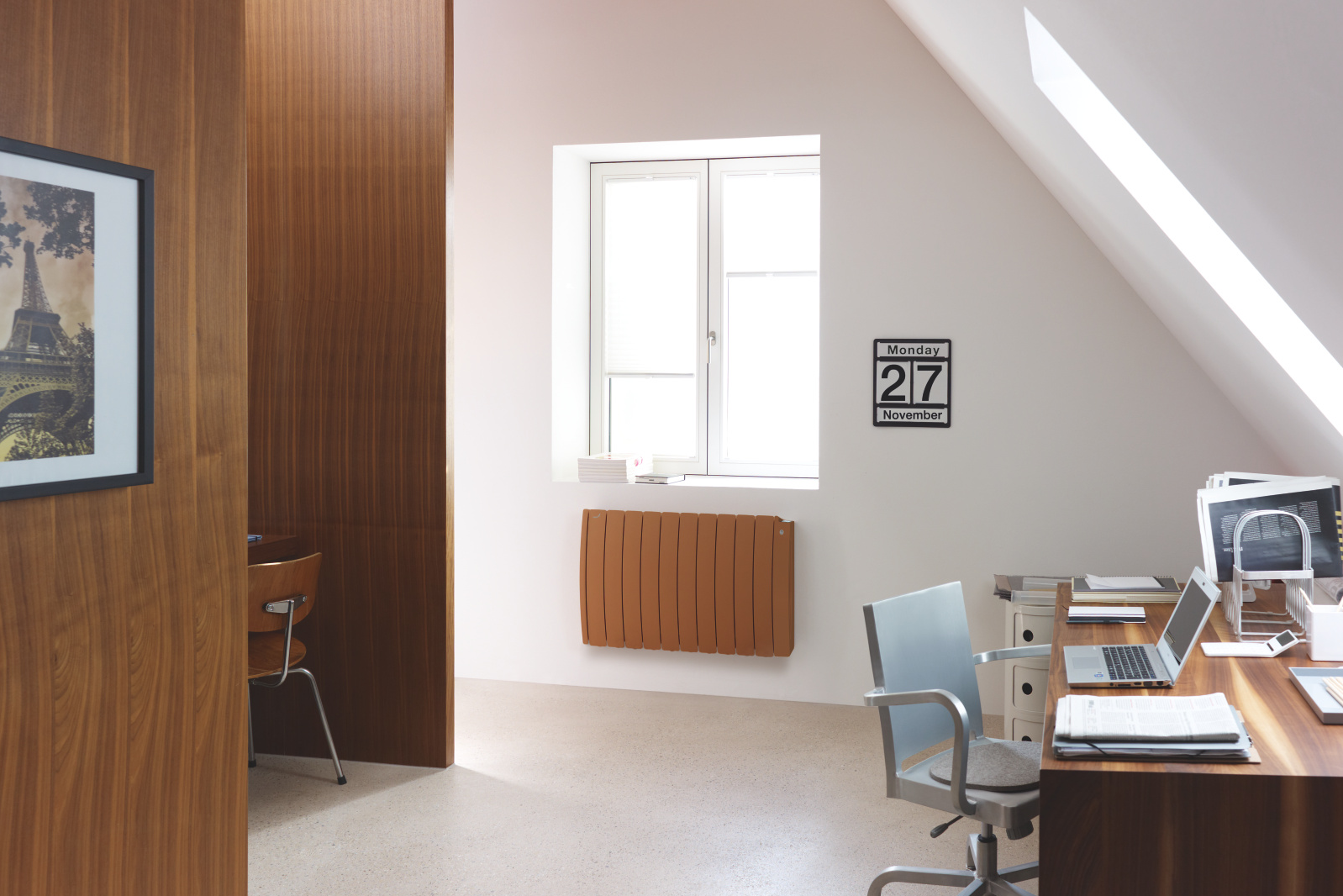 [Translate to Nederlands:] Een bruine vintage designradiator in de werkkamer.