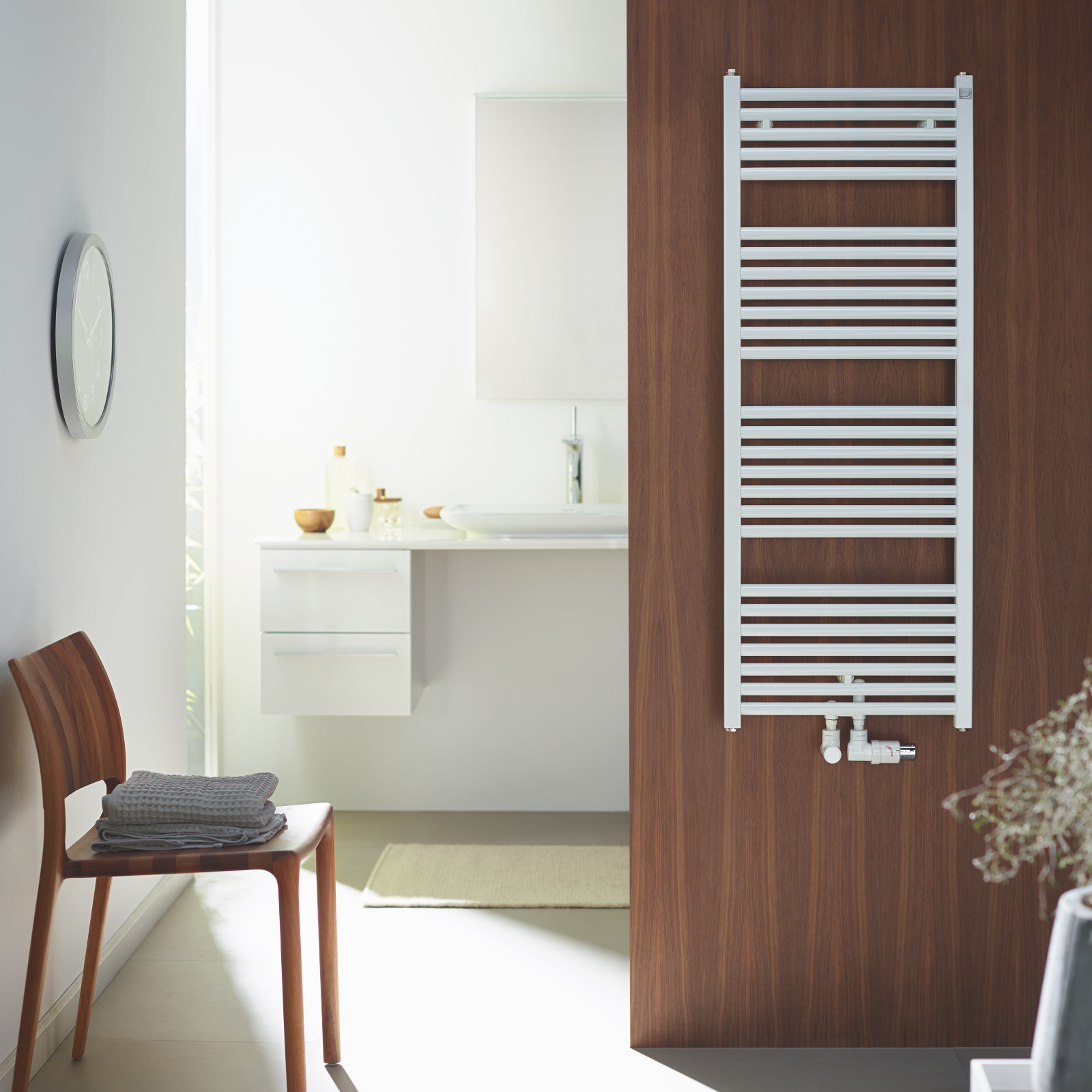 Zehnder_RAD_Zeno-HY_120_045_RAL9016_MA50mm_bad_002_print+web Rendering Zehnder Zeno Decorative radiator
