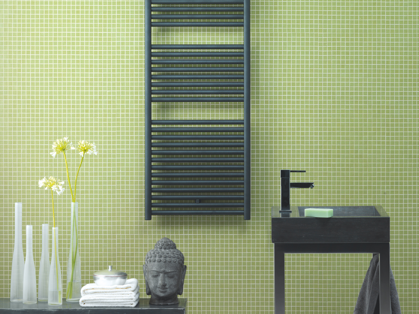 Zehnder_RAD_Toga-EL_radiator_volcanic_green wall_print+web Toga_volcanic_breit_Bisazza 001