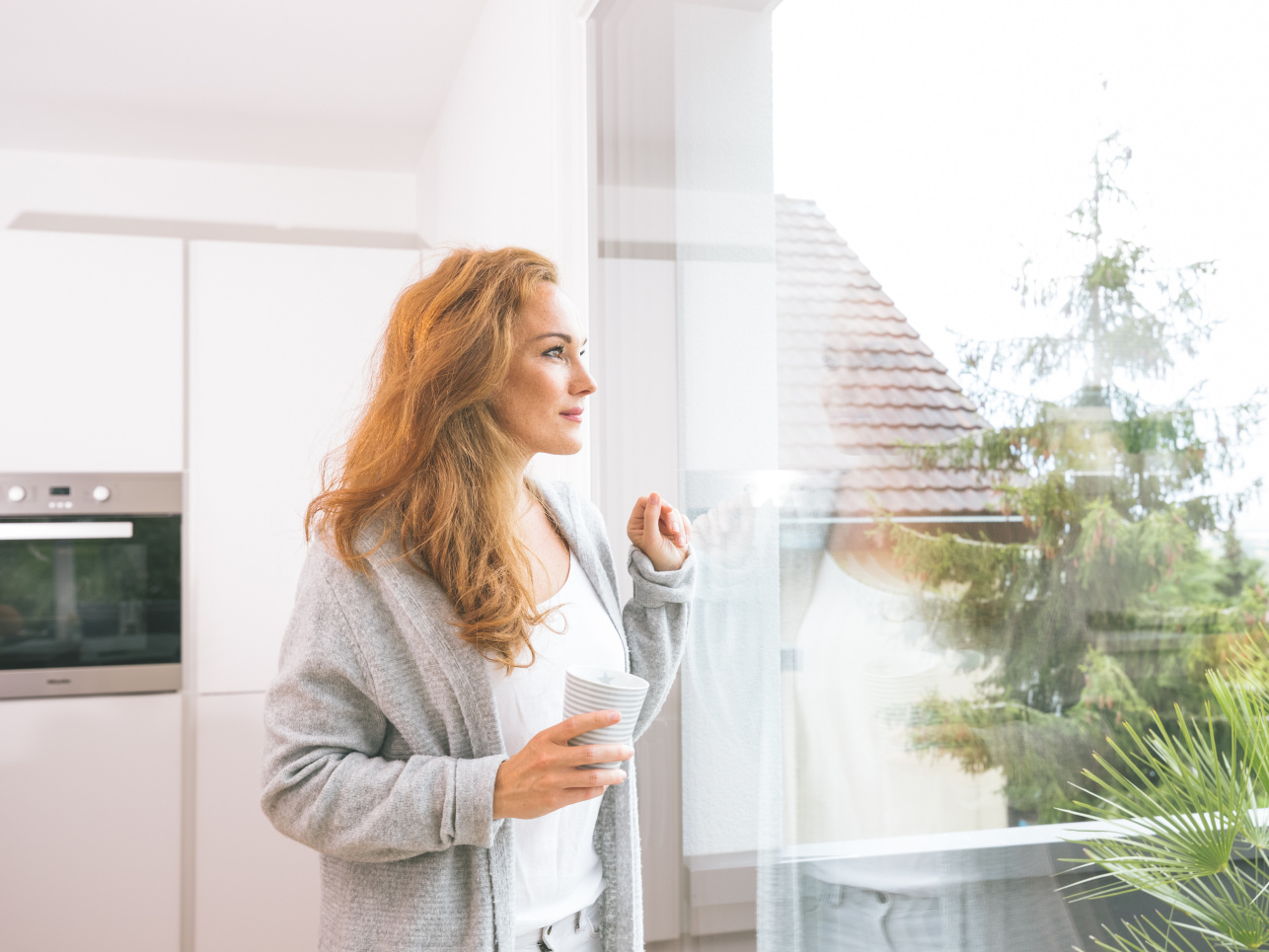 Zehnder_CSY_Finest-indoor-air-comfort-woman-kitchen-window-2