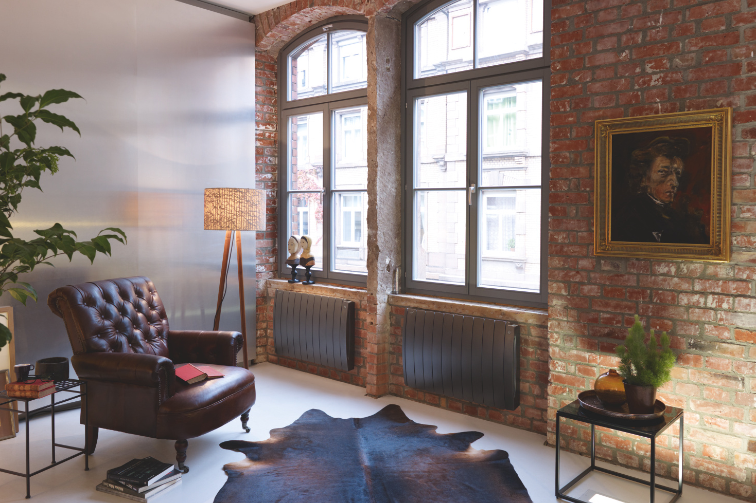 [Translate to Nederlands:] Een landelijke donkere designradiator in een landelijk Interieur.