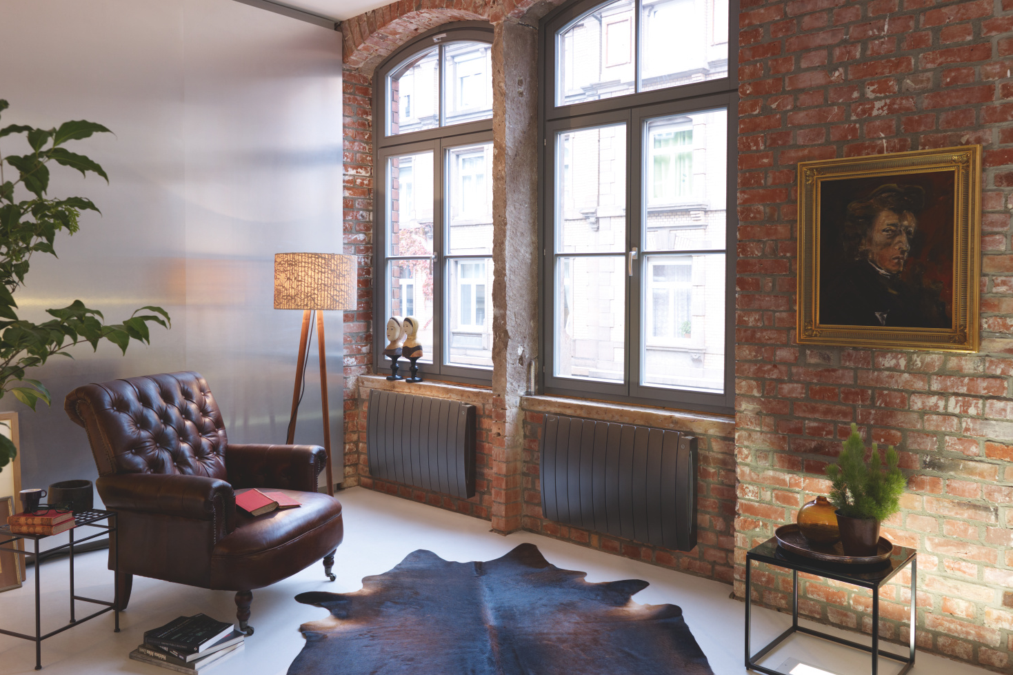 [Translate to Nederlands:] Een landelijke donkere designradiator in een landelijk Interieur.