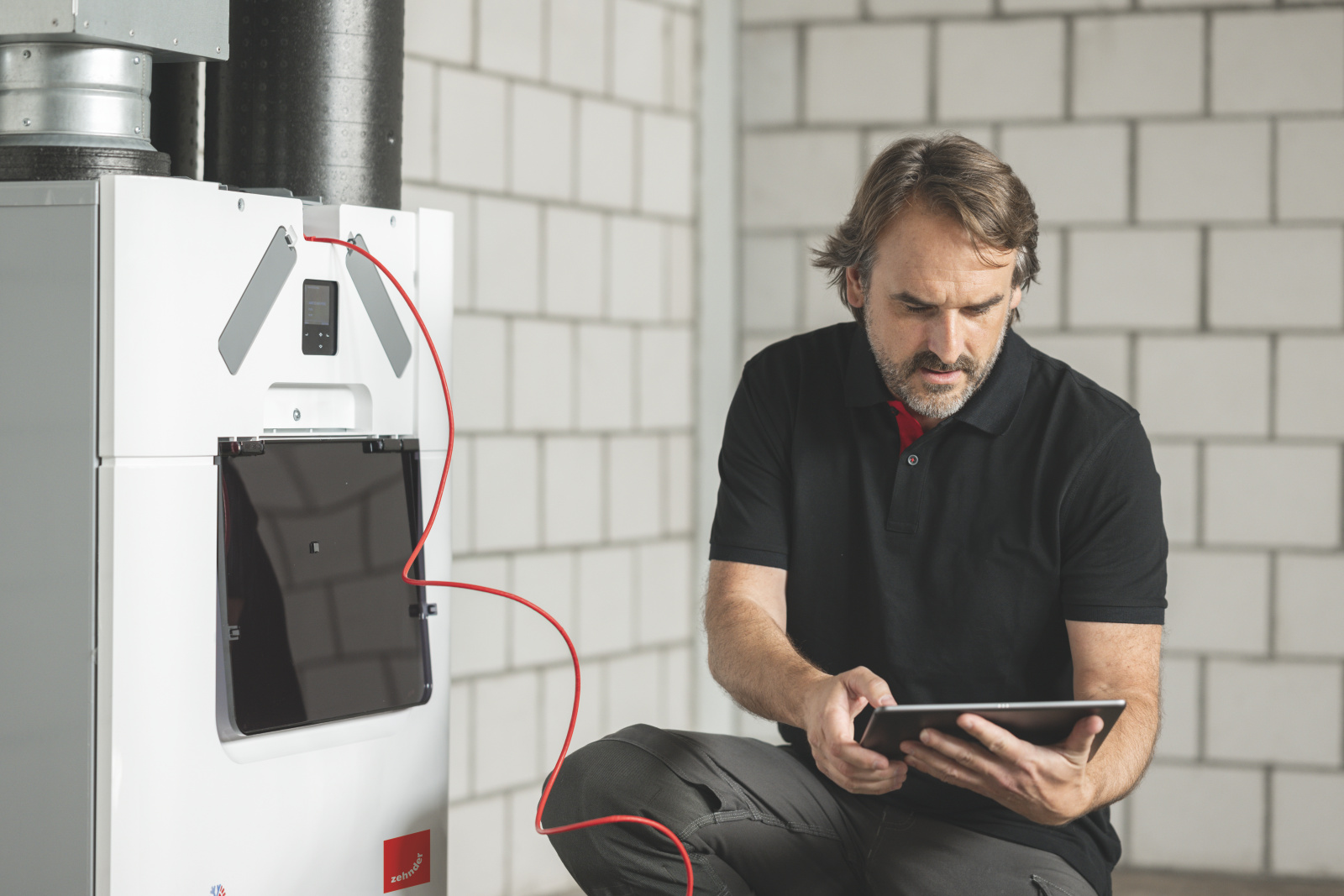 Zehnder_Instalershooting_CAQ_0552_retouching CA Q, comfo Air Q, Installer, Shooting, people, basement, technical room,