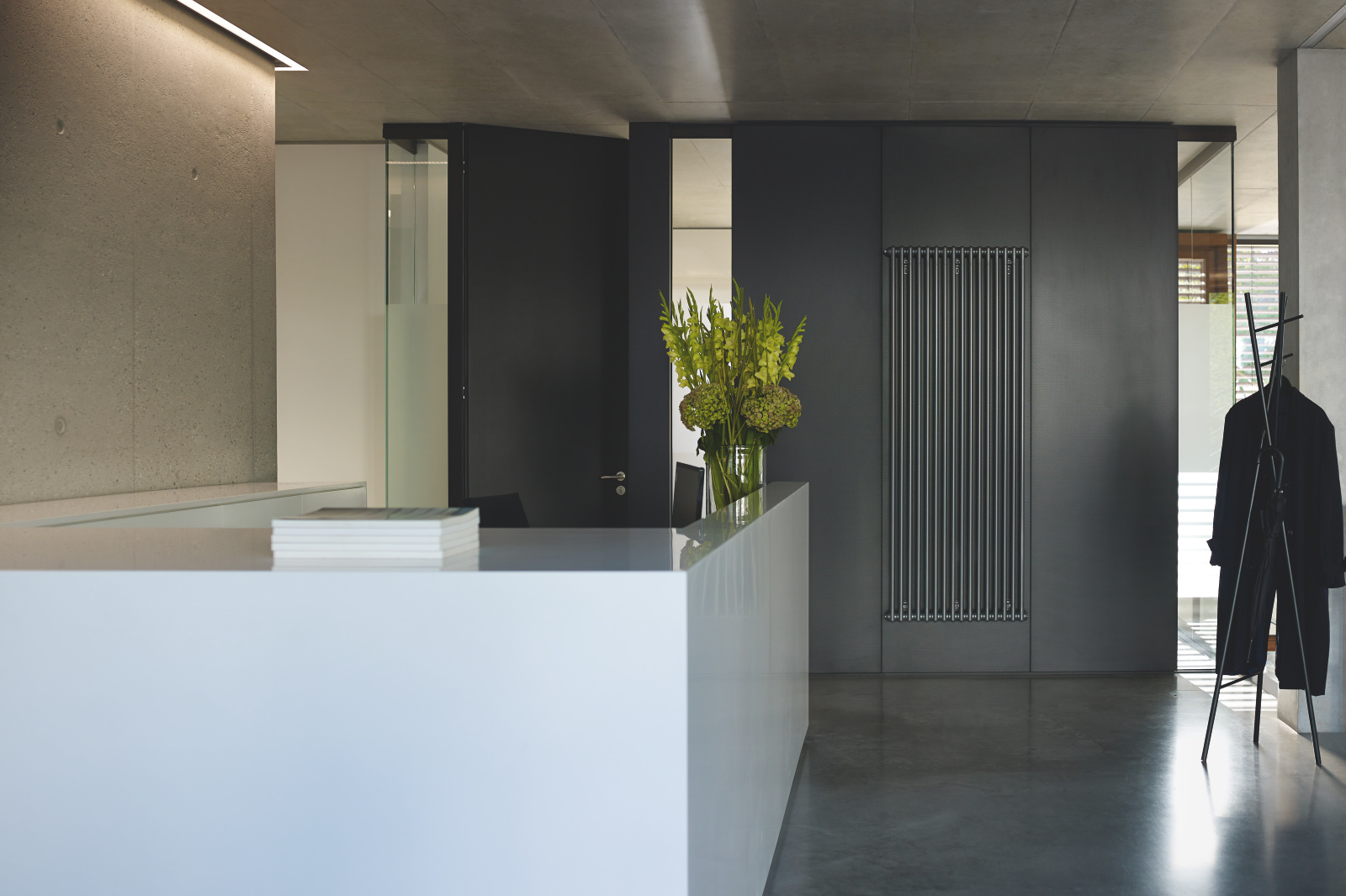 [Translate to Nederlands:] Een industriele grijze designradiator in de hal.